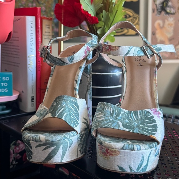 BEAUTIFUL FLORAL SPRING SANDAL PLATFORMS. - Picture 2 of 4